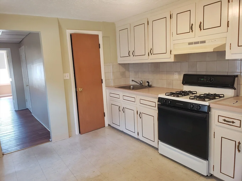1 bed, 1 bath apartment for rent at 7 Greenwood St Unit A, Wakefield — photo 4 of 9