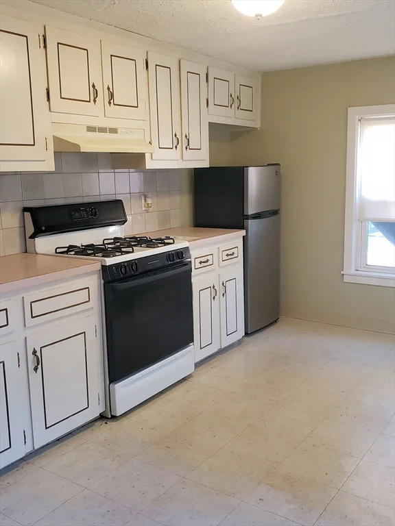 1 bed, 1 bath apartment for rent at 7 Greenwood St Unit A, Wakefield — photo 3 of 9
