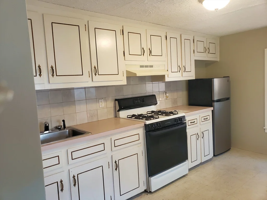 1 bed, 1 bath apartment for rent at 7 Greenwood St Unit A, Wakefield — photo 2 of 9