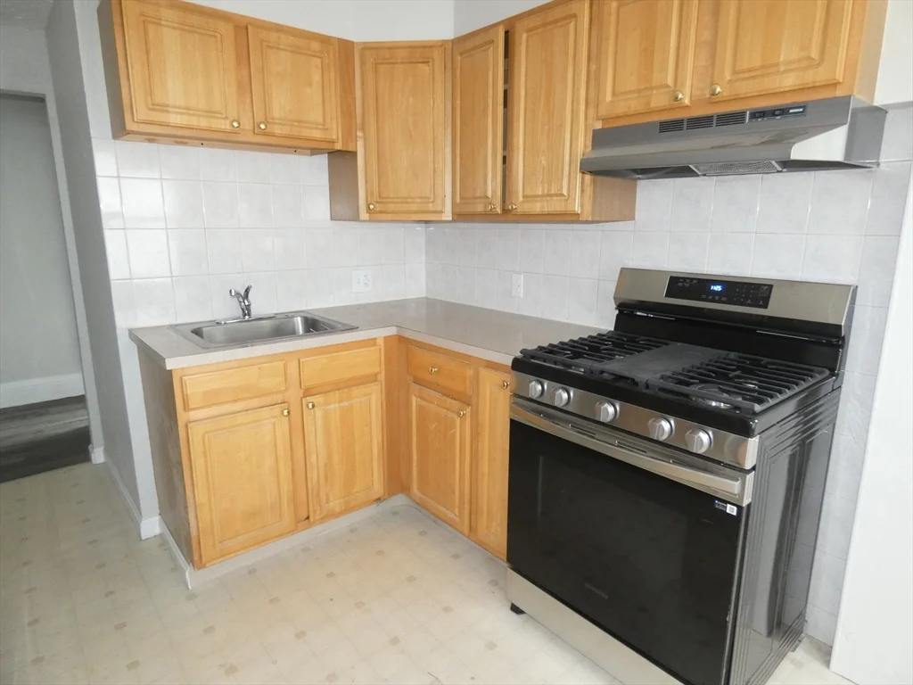 2 bed, 1 bath apartment for rent at 7 Greenwood St Unit B, Wakefield — photo 3 of 11