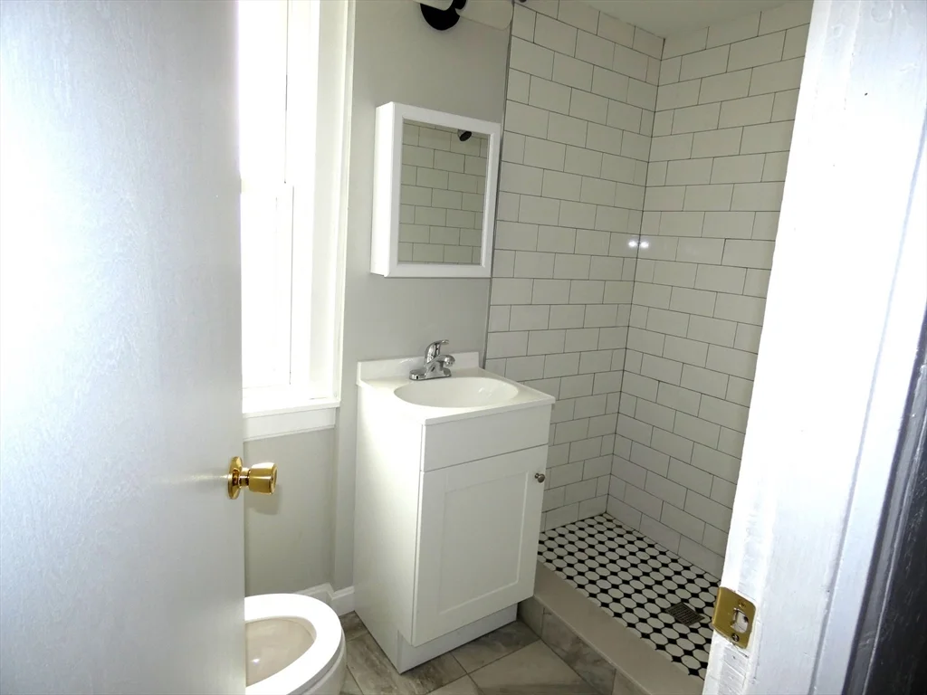 2 bed, 1 bath apartment for rent at 7 Greenwood St Unit B, Wakefield — photo 7 of 11