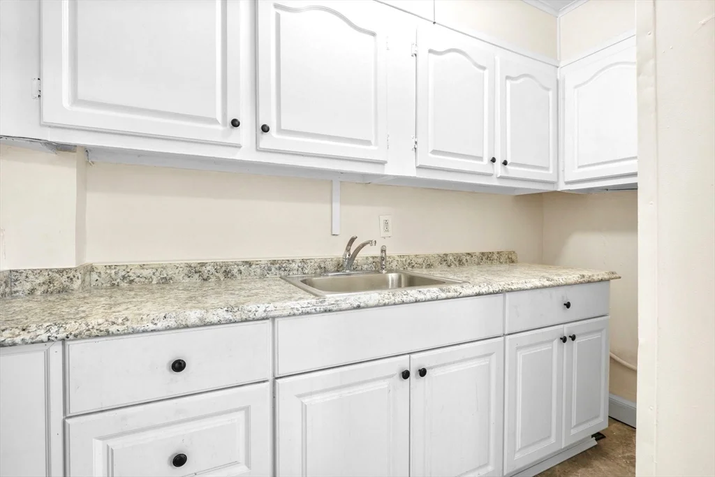 2 bed, 1 bath apartment for rent at 7 Grove St Unit 1, Haverhill — photo 4 of 10