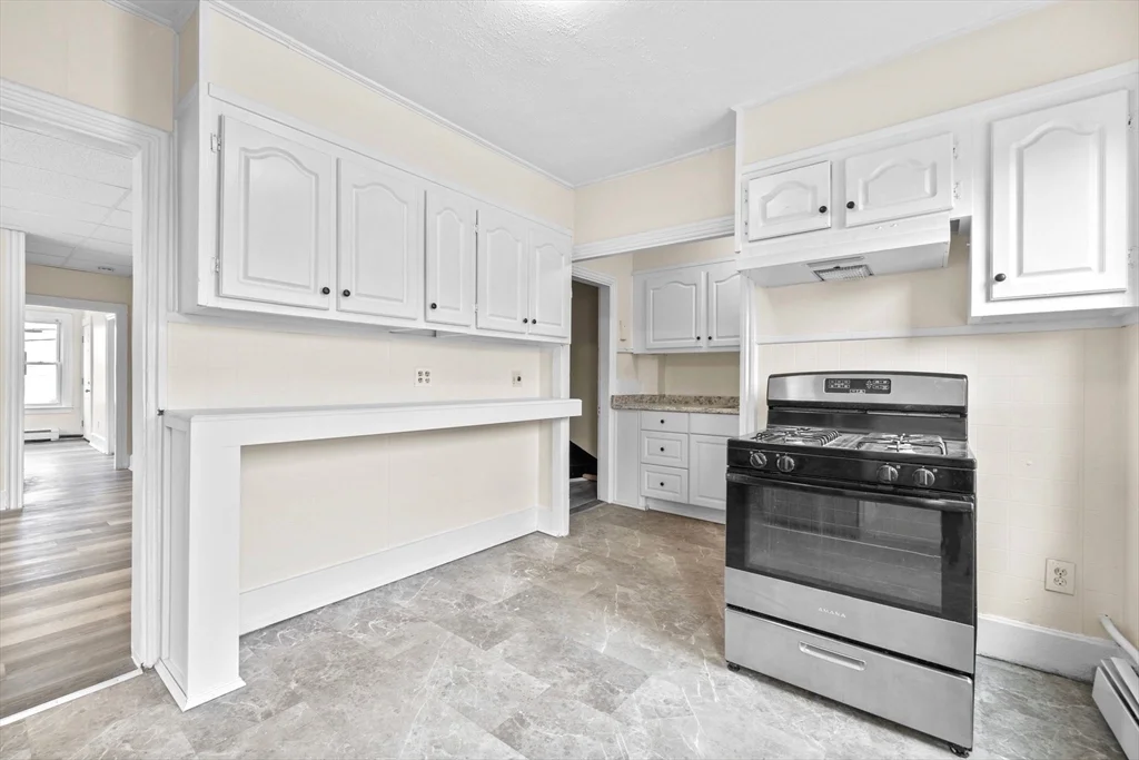 2 bed, 1 bath apartment for rent at 7 Grove St Unit 1, Haverhill — photo 3 of 10