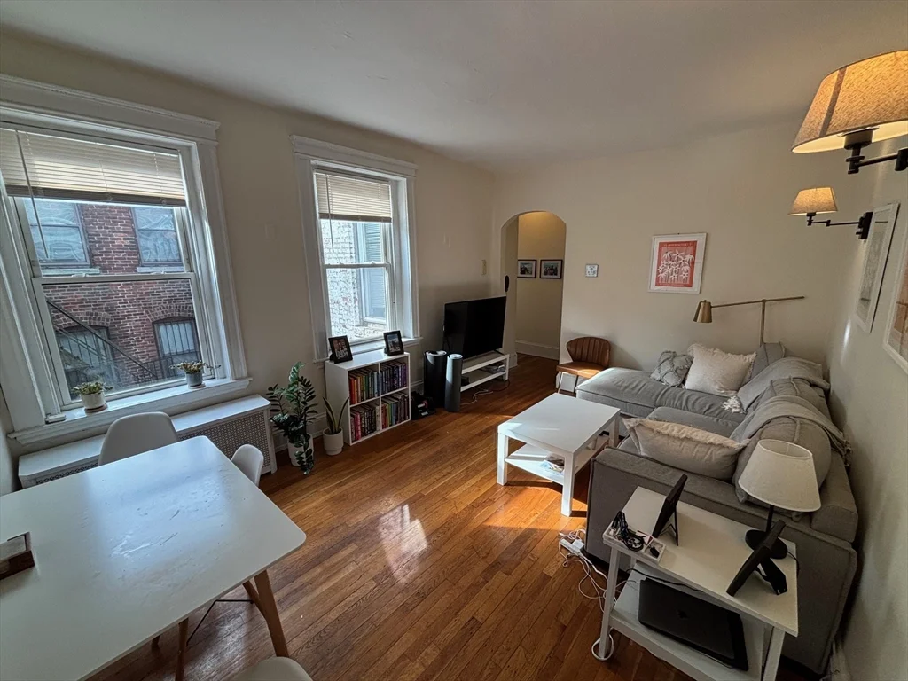 1 bed, 1 bath apartment for rent at 7 Grove St Unit 11, Beacon Hill