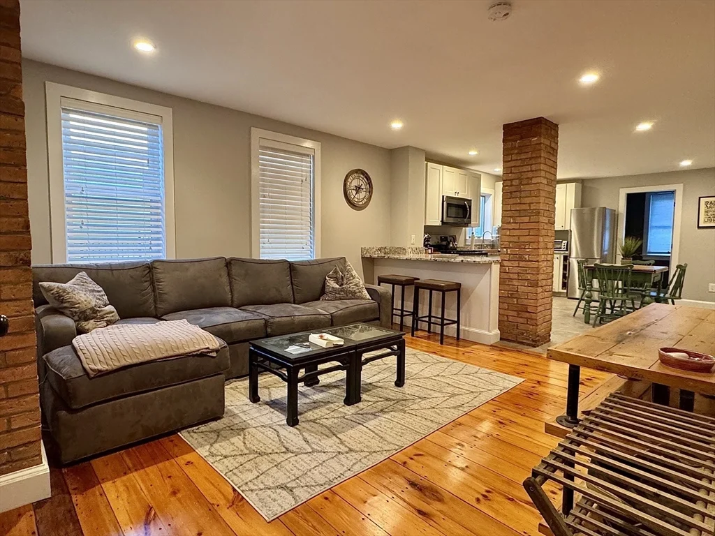 2 bed, 1 bath apartment for rent at 7 Hardy St Unit 1, Beverly — photo 2 of 24