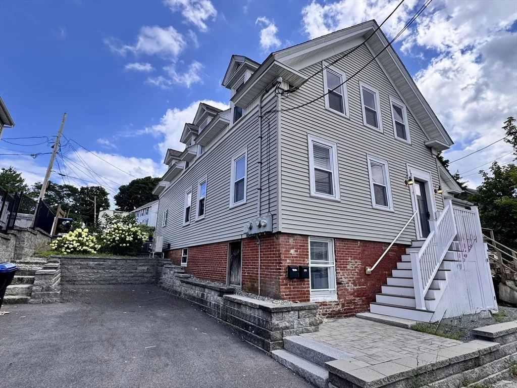 2 bed, 1 bath apartment for rent at 7 Hardy St Unit 2, Beverly