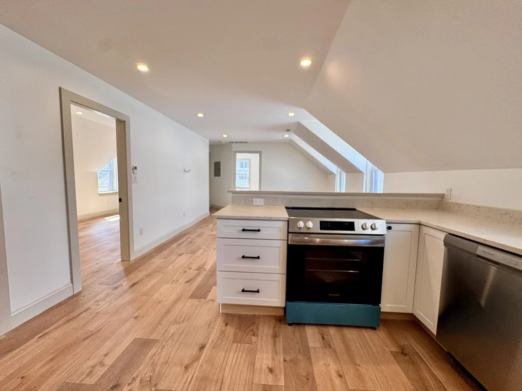 2 bed, 1 bath apartment for rent at 7 Hardy St Unit 2, Beverly — photo 7 of 27