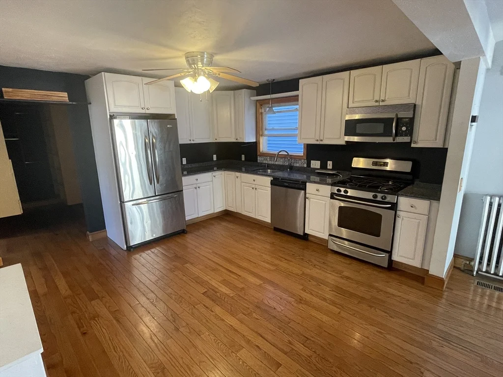 3 bed, 2 bath apartment for rent at 7 Henderson St, Magoun Square — photo 4 of 27