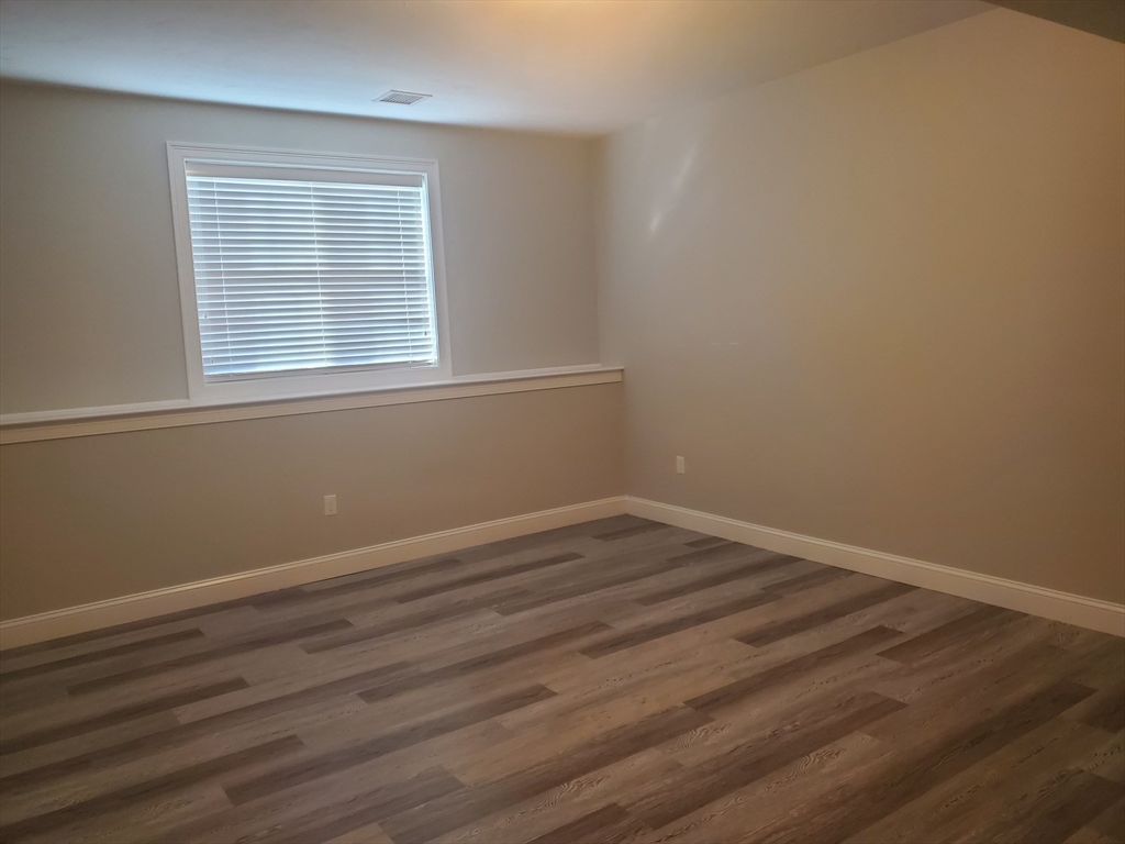 3 bed, 2 bath apartment for rent at 7 High St, Freetown — photo 25 of 27