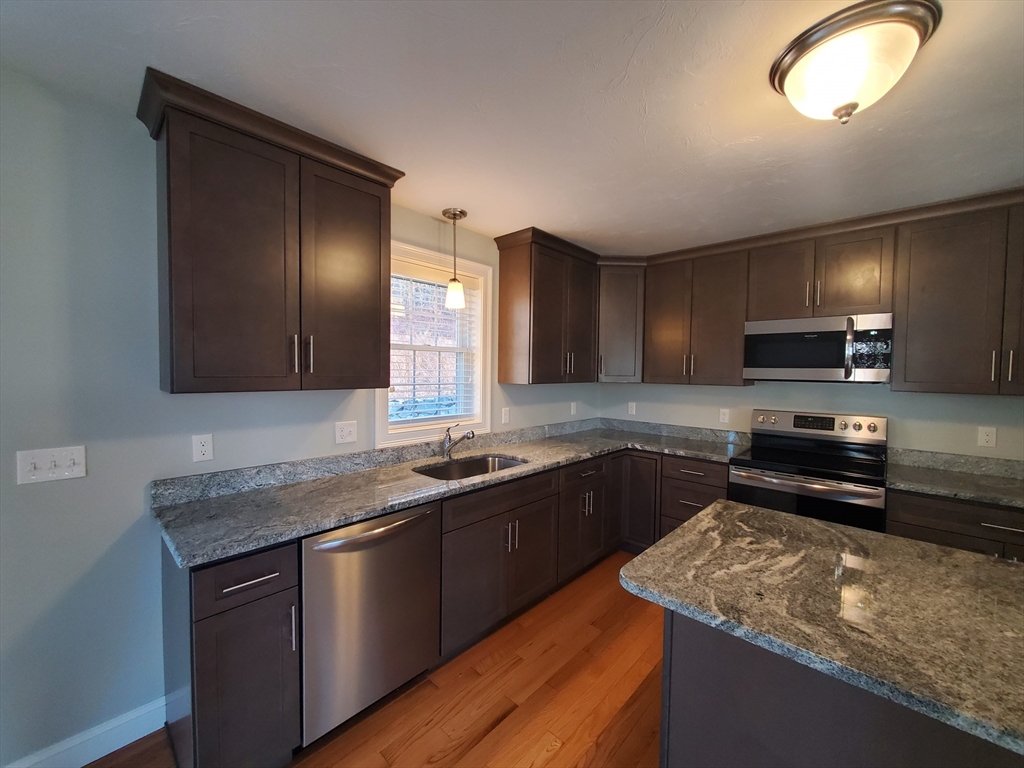 3 bed, 2 bath apartment for rent at 7 High St, Freetown — photo 3 of 27
