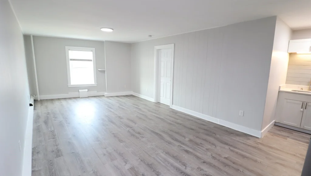 1 bed, 1 bath apartment for rent at 7 High St Unit 11, Clinton — photo 3 of 17