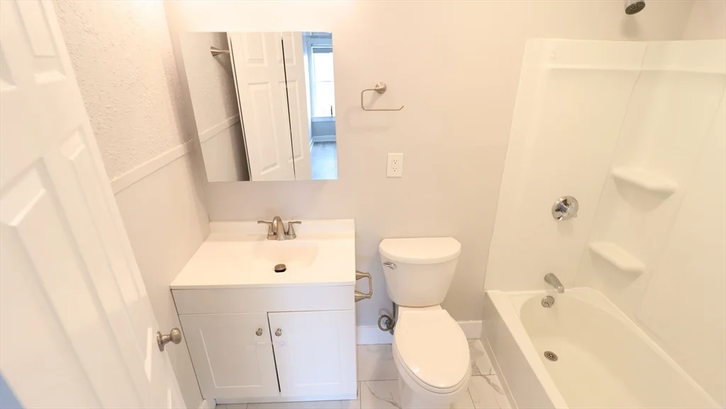 1 bed, 1 bath apartment for rent at 7 High St Unit 11, Clinton — photo 12 of 17