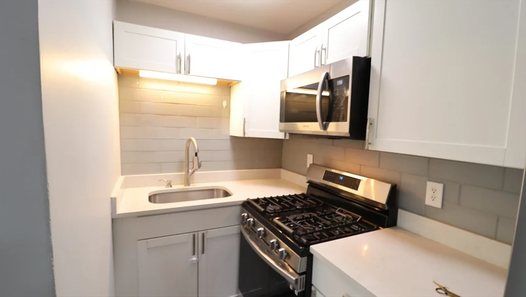 1 bed, 1 bath apartment for rent at 7 High St Unit 11, Clinton — photo 5 of 17