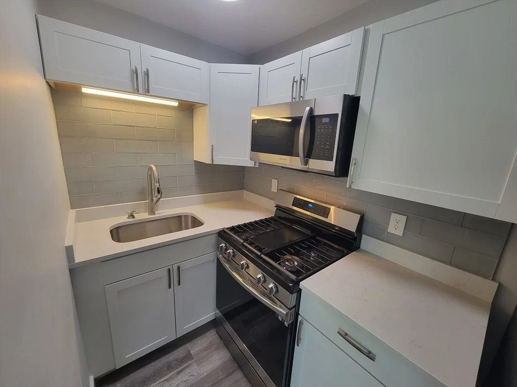 1 bed, 1 bath apartment for rent at 7 High St Unit 11, Clinton — photo 2 of 17