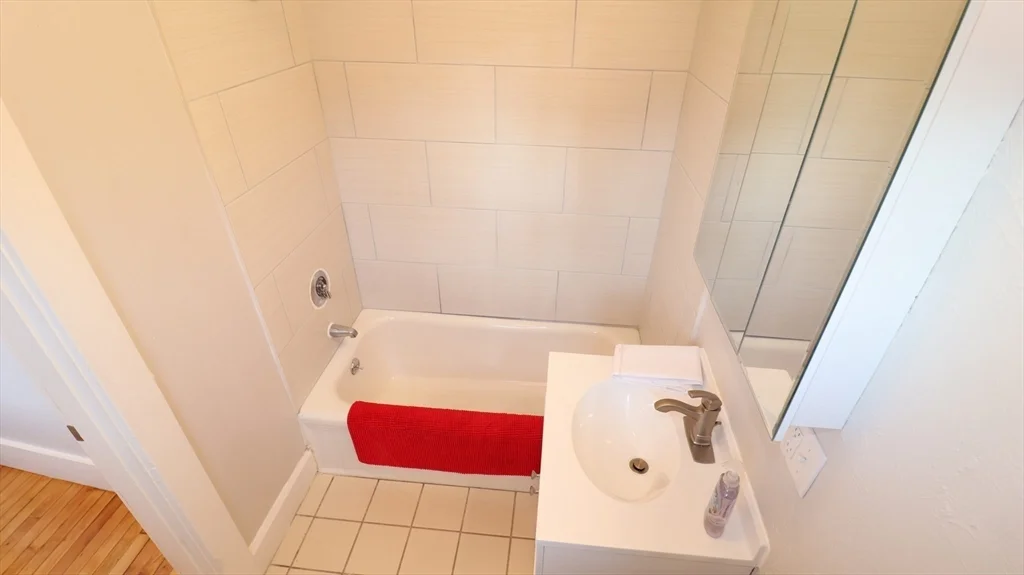 1 bed, 1 bath apartment for rent at 7 High St Unit 5, Clinton — photo 10 of 17