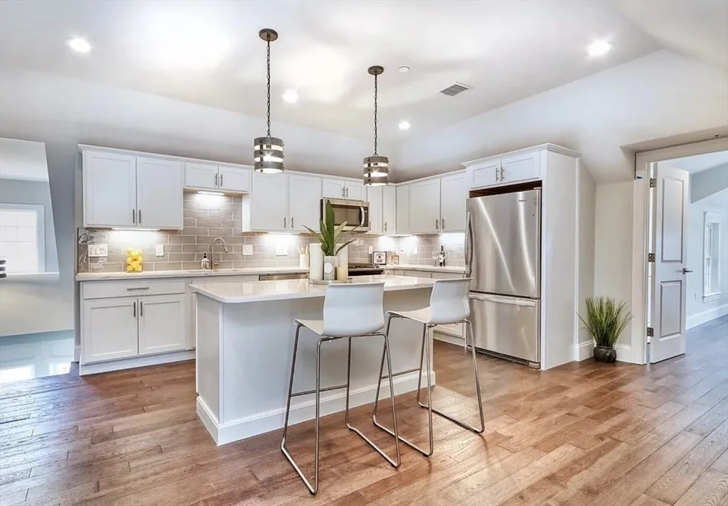 2 bed, 2 bath apartment for rent at 7 Hillside Ave Unit 3, Medford — photo 2 of 14