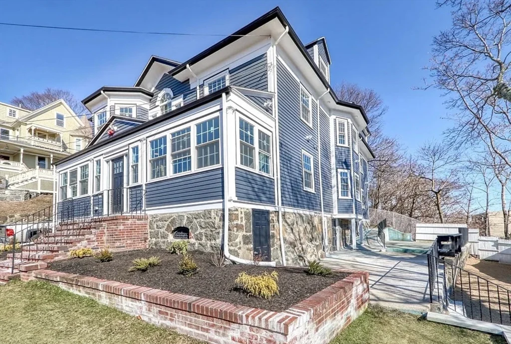 2 bed, 2 bath apartment for rent at 7 Hillside Ave Unit 3, Medford — photo 1 of 14