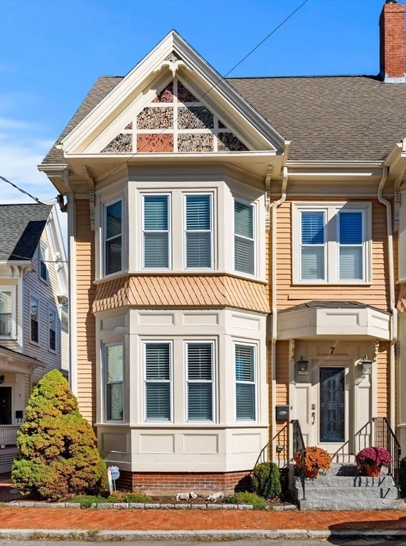 4 bed, 2 bath apartment for rent at 7 Horton St Unit 7, Newburyport — photo 2 of 23