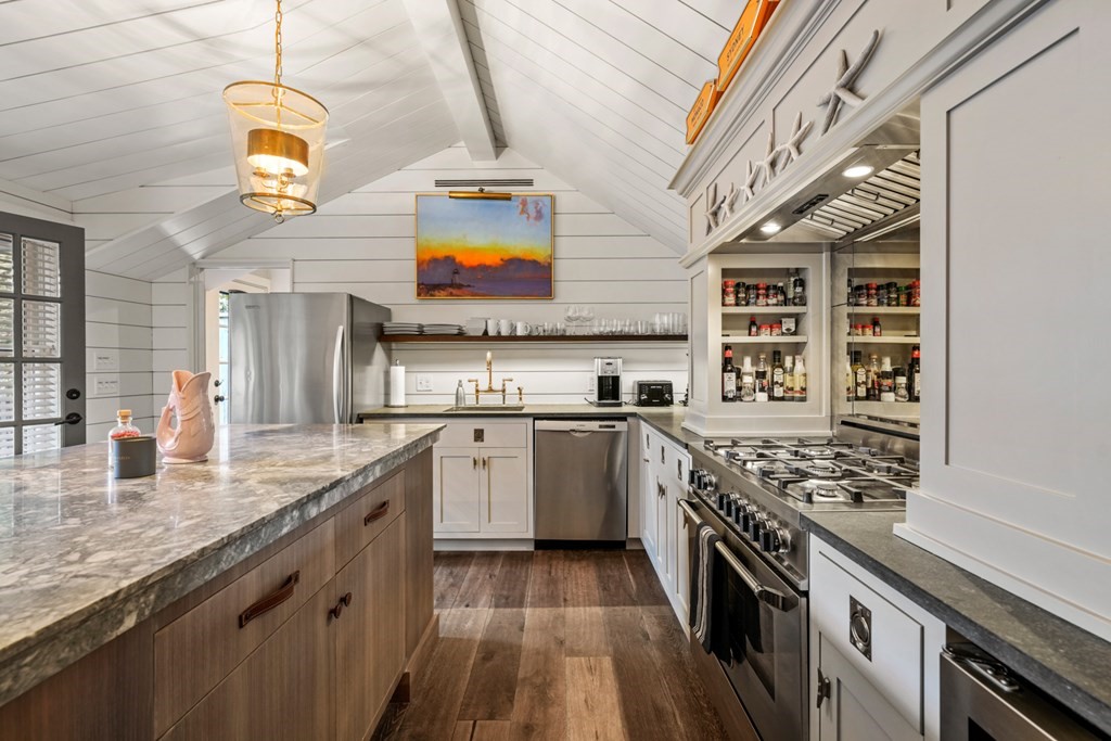4 bed, 1 bath apartment for rent at 7 Independent Way Unit 0, Nantucket (vil) — photo 4 of 25