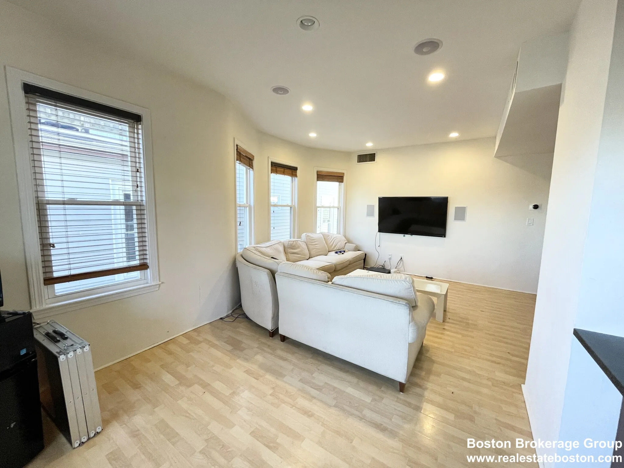 6 bed, 2.5 bath apartment for rent at 7 Iroquois St Unit 3, Mission Hill — photo 4 of 12