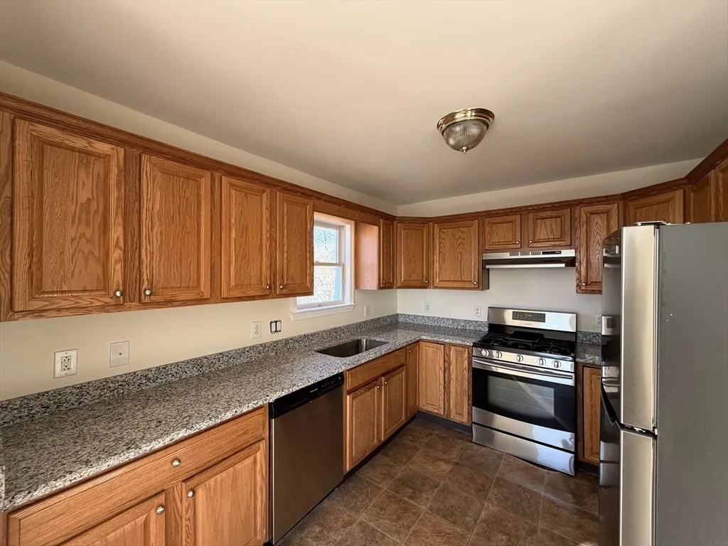 3 bed, 2 bath apartment for rent at 7 J St, Hull — photo 4 of 21