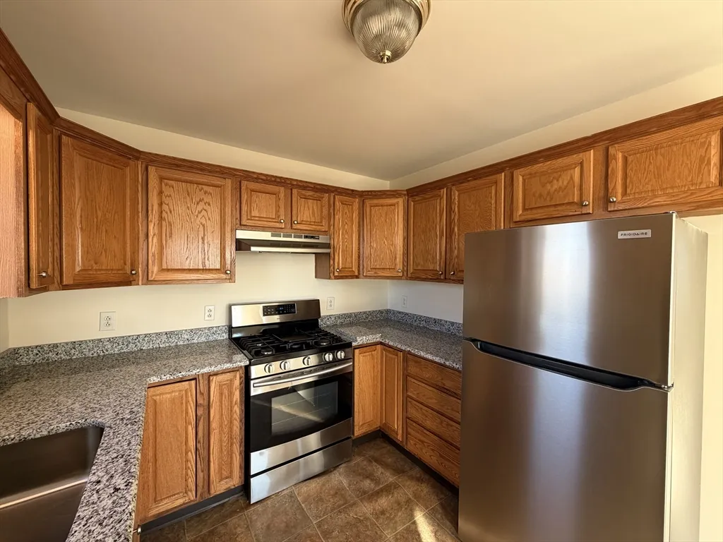 3 bed, 2 bath apartment for rent at 7 J St, Hull — photo 3 of 21