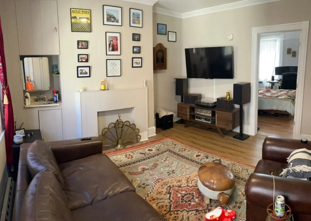 2 bed, 1 bath apartment for rent at 7 Johnny Ct Unit 1, Chinatown
