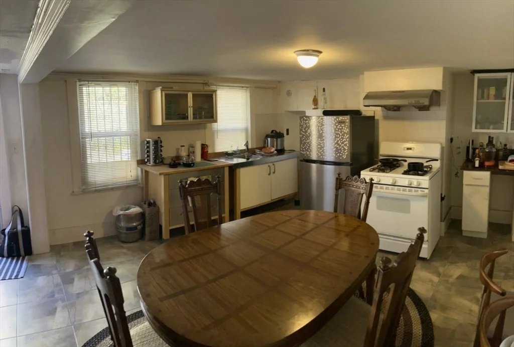 2 bed, 1 bath apartment for rent at 7 Johnny Ct Unit 1, Chinatown — photo 6 of 8