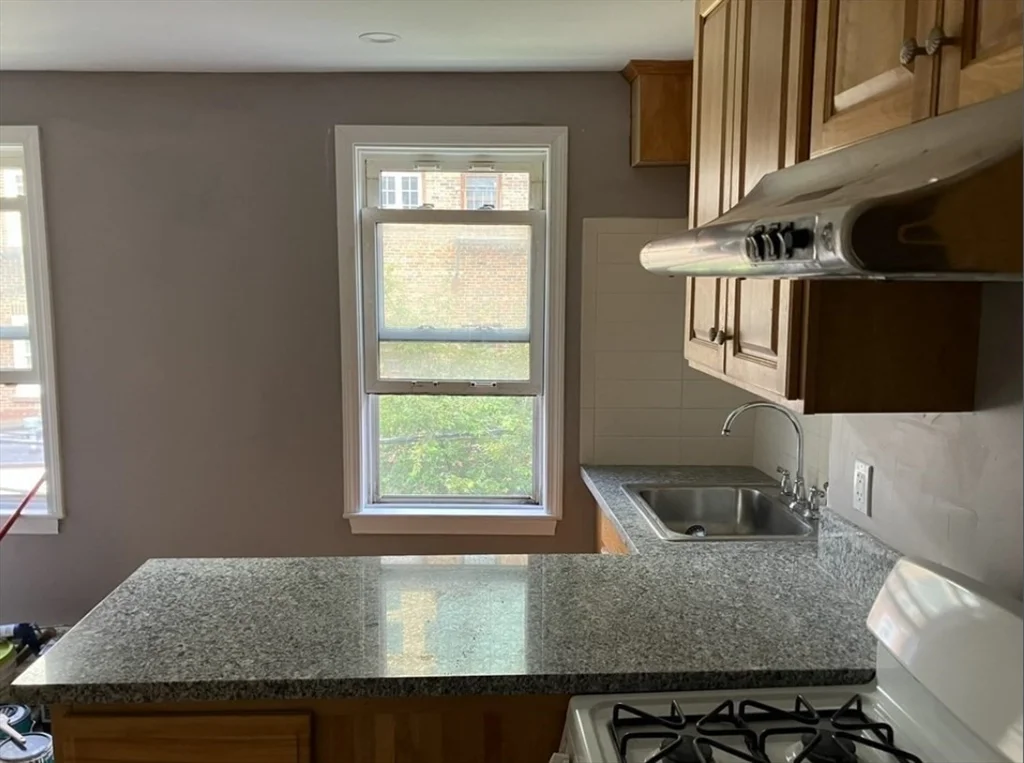 3 bed, 1 bath apartment for rent at 7 Johnny Ct Unit 2, Chinatown — photo 2 of 8