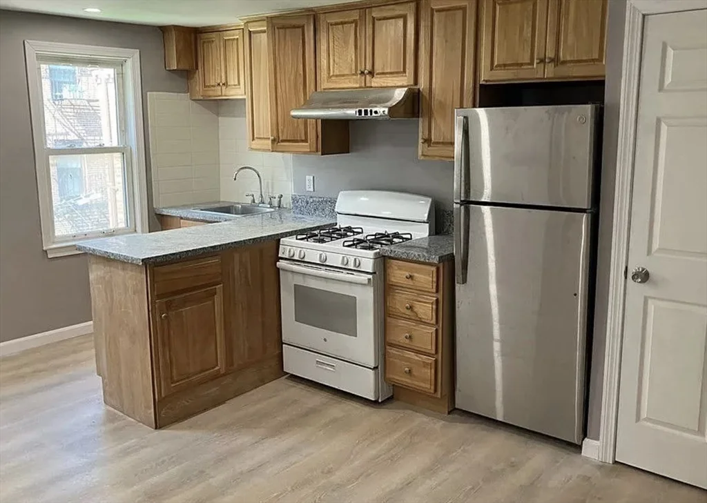 3 bed, 1 bath apartment for rent at 7 Johnny Ct Unit 2, Chinatown — photo 1 of 5