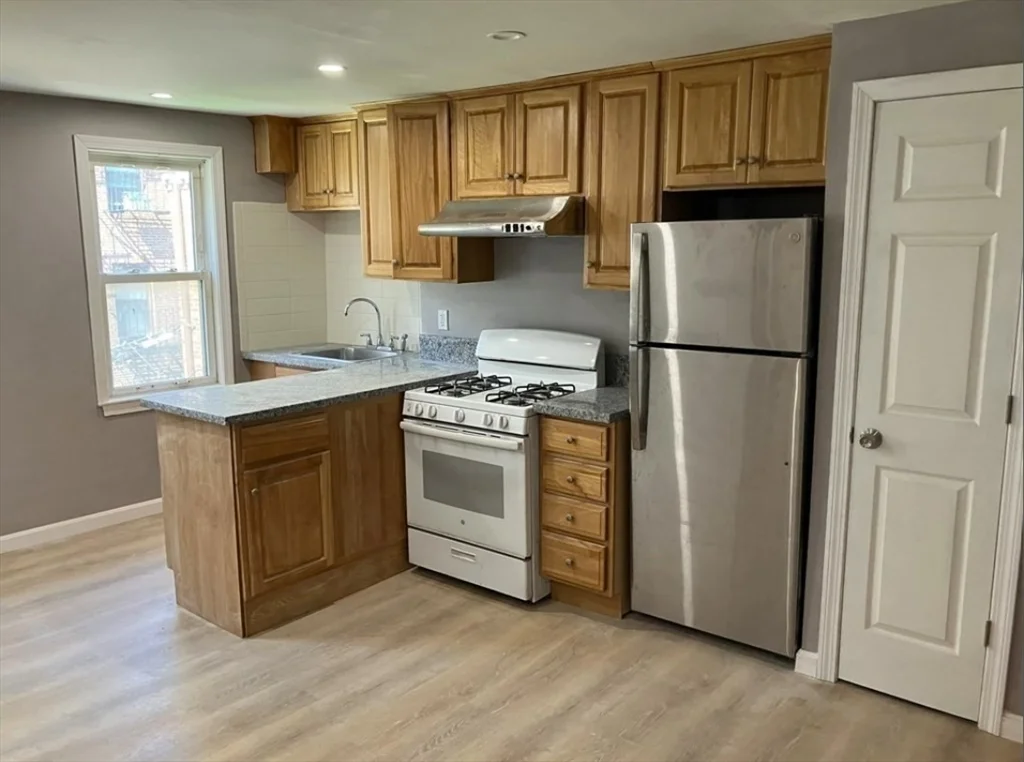 3 bed, 1 bath apartment for rent at 7 Johnny Ct Unit 2, Chinatown — photo 1 of 8