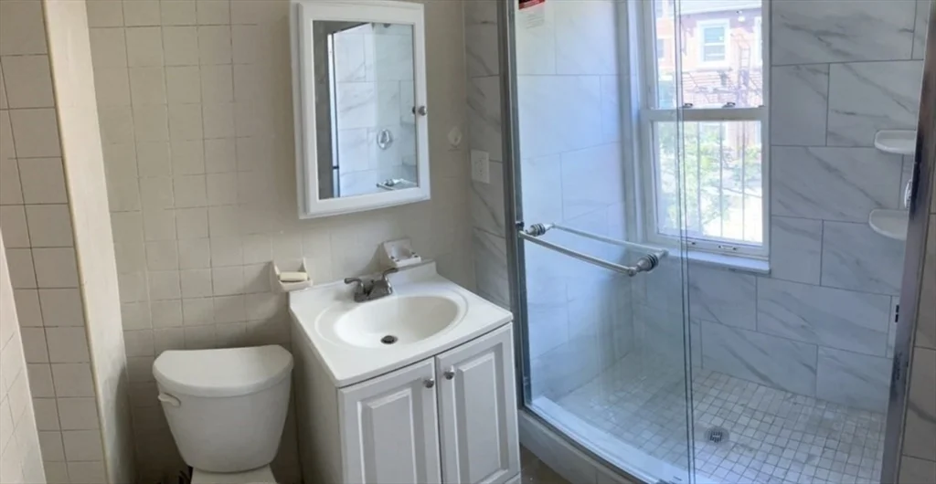 3 bed, 1 bath apartment for rent at 7 Johnny Ct Unit 2, Chinatown — photo 3 of 8
