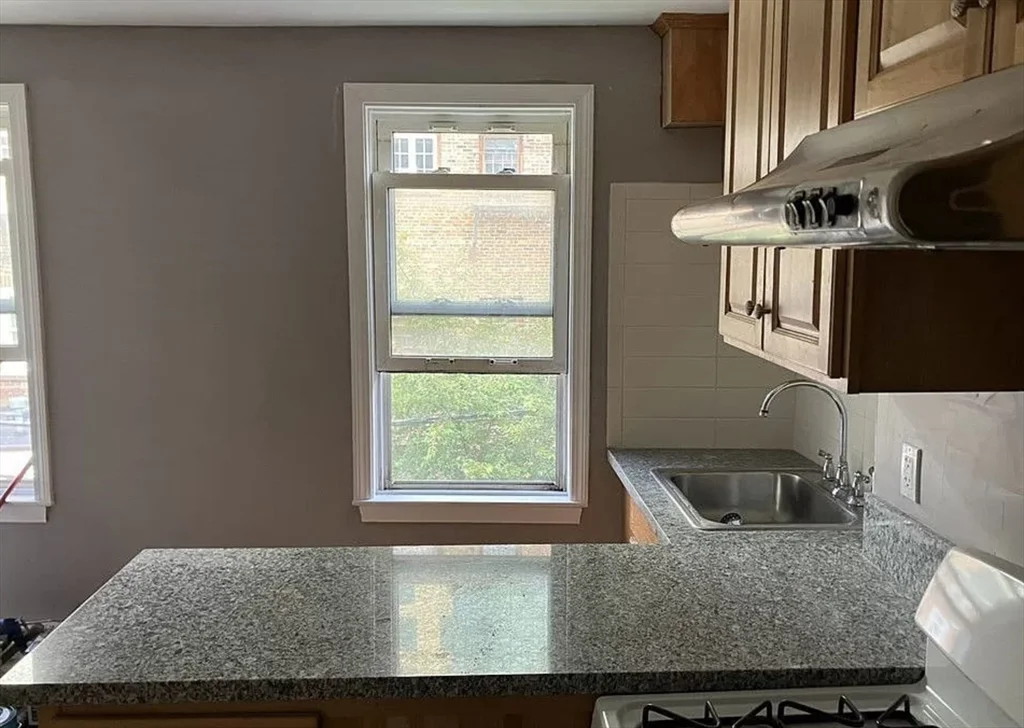 3 bed, 1 bath apartment for rent at 7 Johnny Ct Unit 2, Chinatown — photo 2 of 5