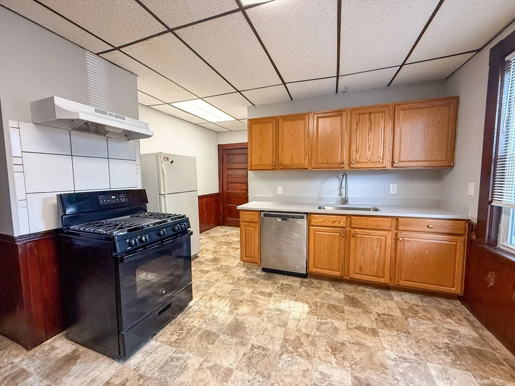 3 bed, 1 bath apartment for rent at 7 Lambert St Unit 7, Medford — photo 5 of 13
