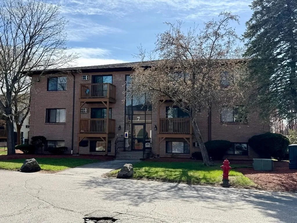 2 bed, 1 bath apartment for rent at 7 Lancelot Ct Unit 8, Salem — photo 1 of 7
