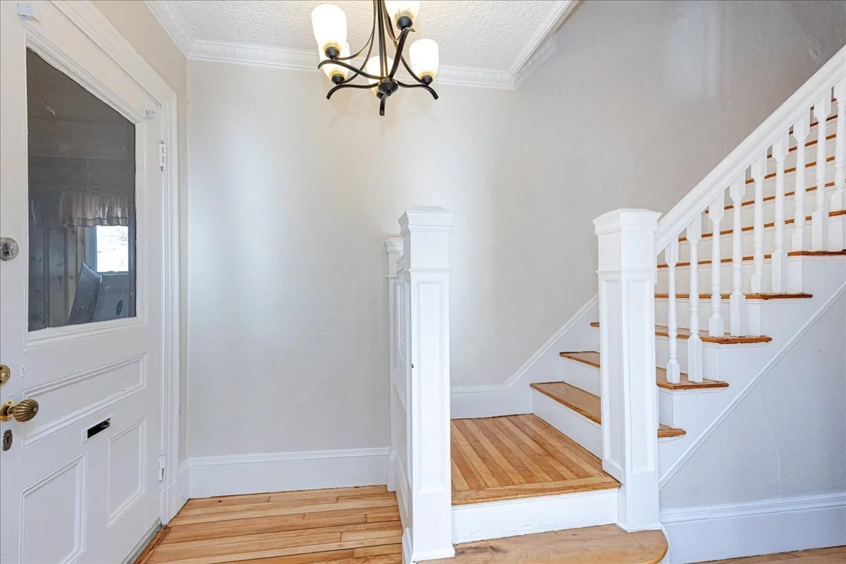 3 bed, 1 bath apartment for rent at 7 Lapham St Unit 7, Glenwood — photo 3 of 35