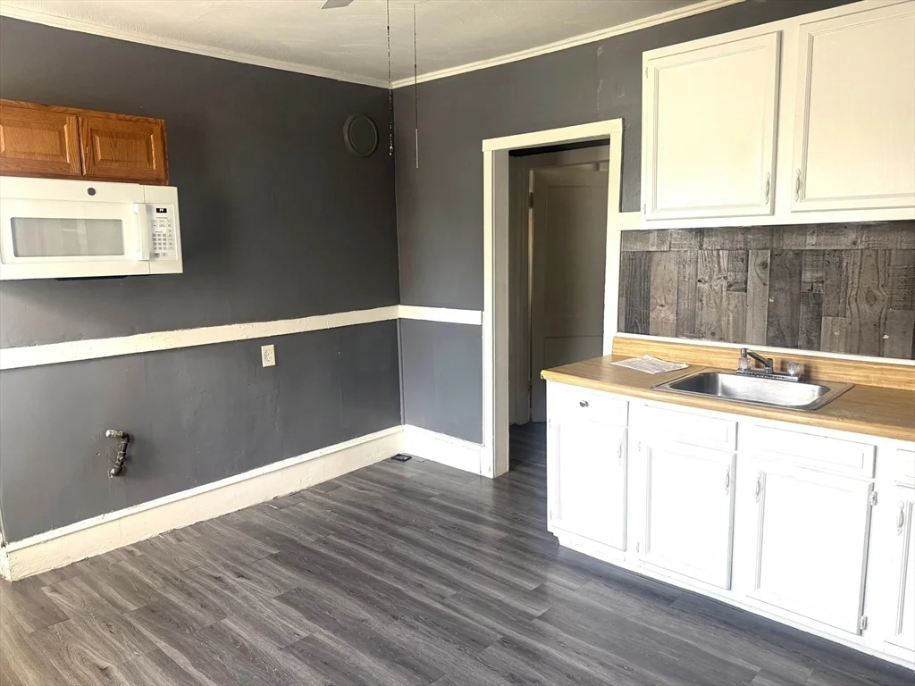 3 bed, 1 bath apartment for rent at 7 Ledyard Unit 7, East Springfield — photo 2 of 5
