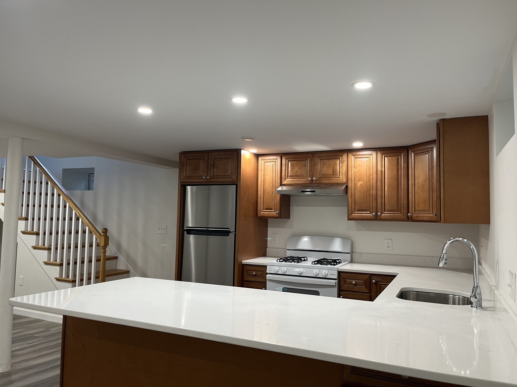 3 bed, 1 bath apartment for rent at 7 Lexington Ave Unit B, Hyde Park — photo 1 of 19