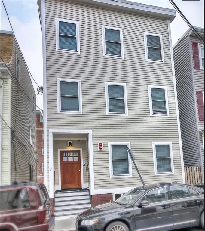 5 bed, 2 bath apartment for rent at 7 Loring St Unit 1, South Boston — photo 1 of 16