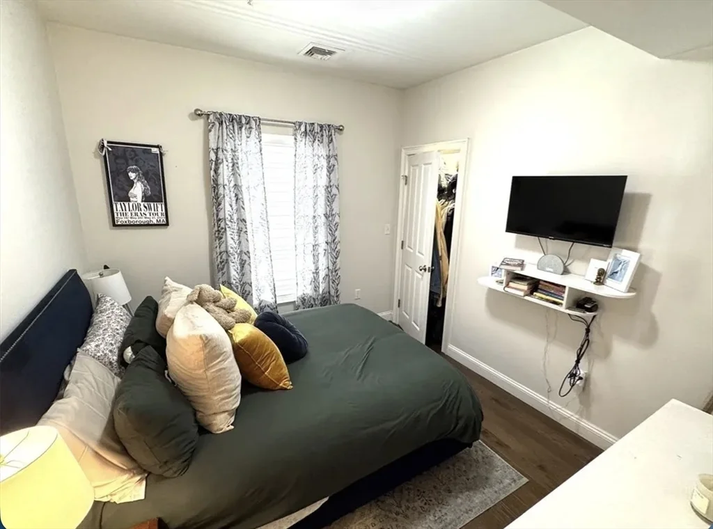 4 bed, 1 bath apartment for rent at 7 Loring St Unit 2, South Boston — photo 5 of 11