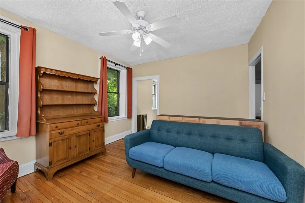 2 bed, 1 bath apartment for rent at 7 Lothian Rd Unit 3, Brighton — photo 3 of 14