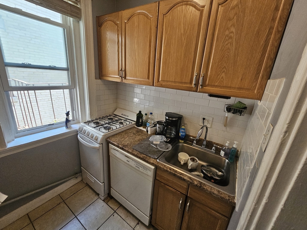 3 bed, 1 bath apartment for rent at 7 Lothian Rd Unit 8, Brighton — photo 2 of 10