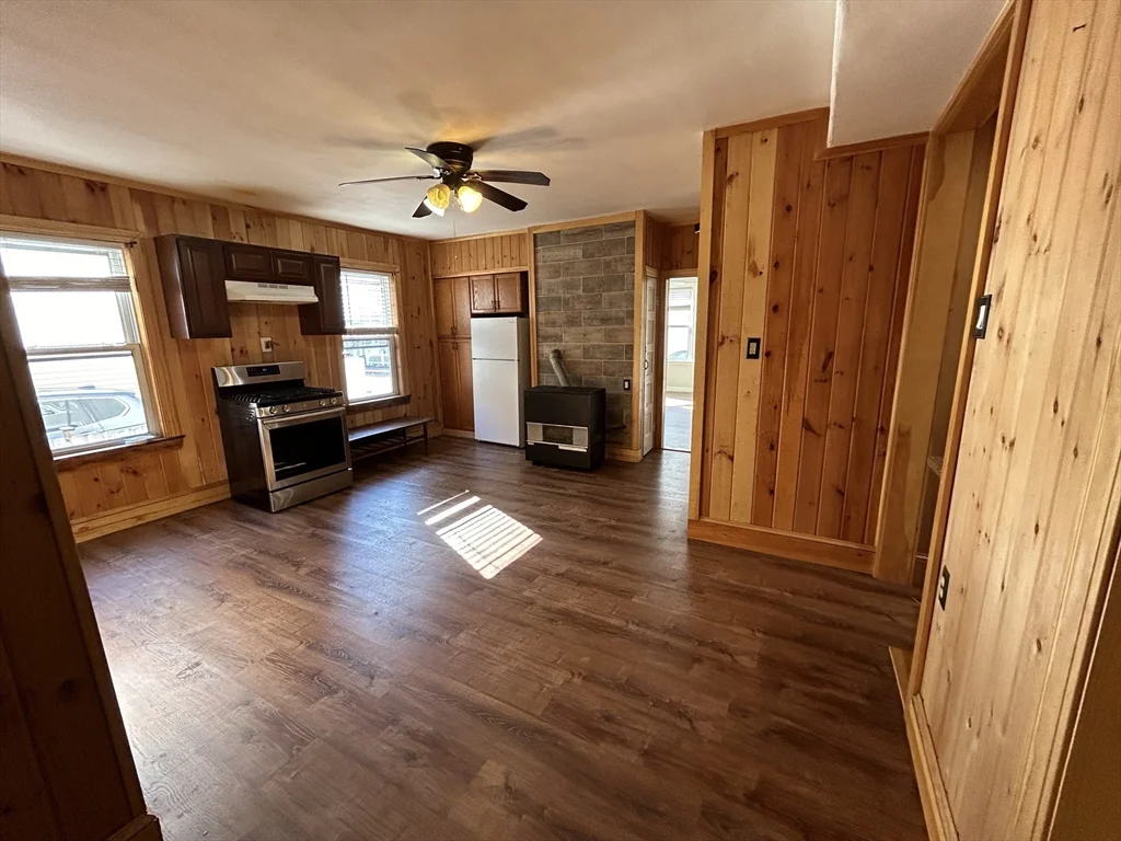 3 bed, 1 bath apartment for rent at 7 Lyon Unit 1, Worcester — photo 2 of 10
