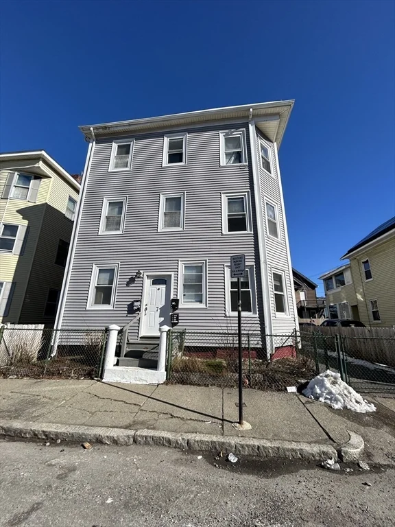 3 bed, 1 bath apartment for rent at 7 Lyon Unit 1, Worcester — photo 1 of 10