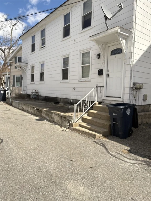 2 bed, 1 bath apartment for rent at 7 Morrill St Unit 7, Nashua — photo 1 of 15