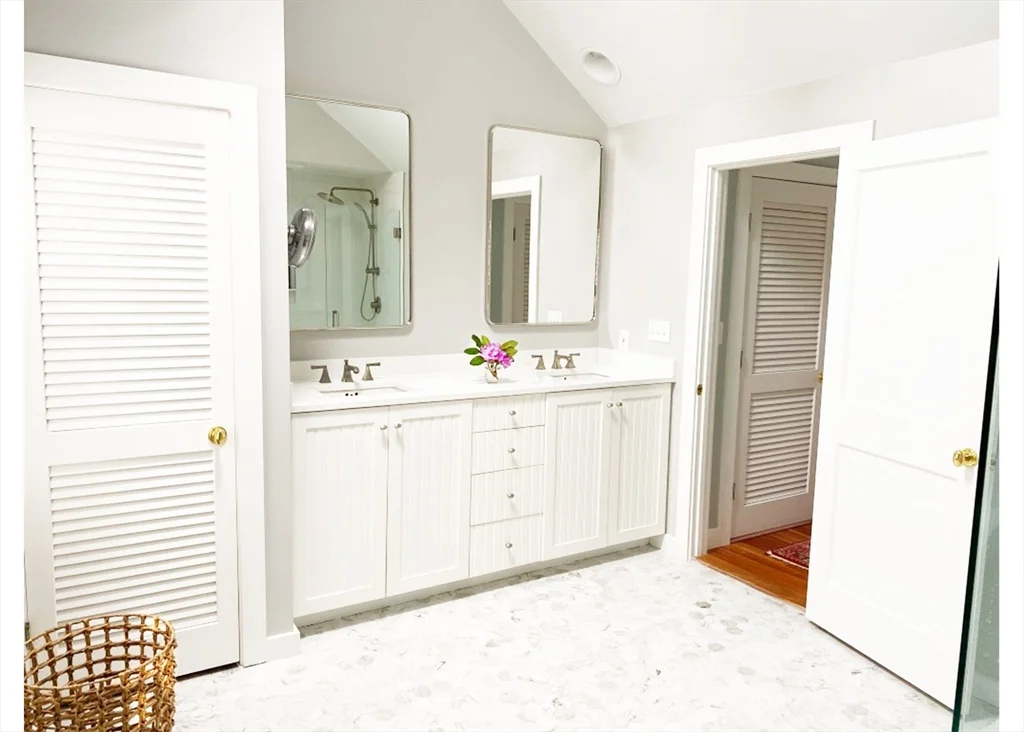 4 bed, 3 bath apartment for rent at 7 N Liberty Unit _, Nantucket (vil) — photo 16 of 28