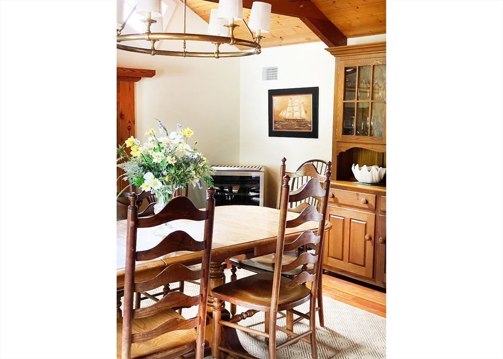 4 bed, 3 bath apartment for rent at 7 N Liberty Unit _, Nantucket (vil) — photo 11 of 28