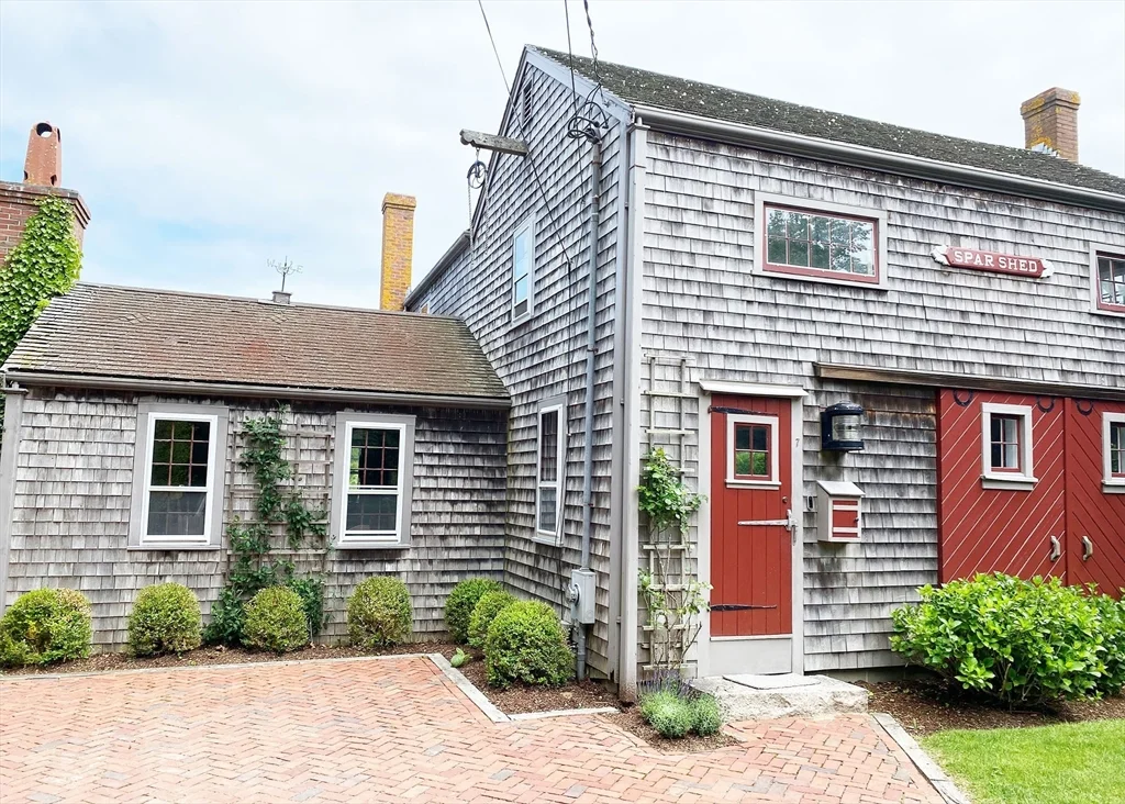 4 bed, 3 bath apartment for rent at 7 N Liberty Unit _, Nantucket (vil) — photo 1 of 28