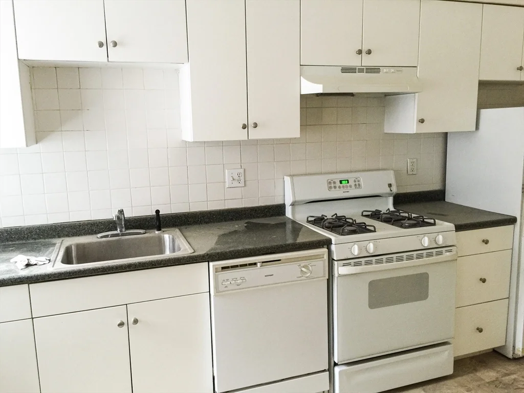 1 bed, 1 bath apartment for rent at 7 Naples Unit 1, Coolidge Corner — photo 2 of 9
