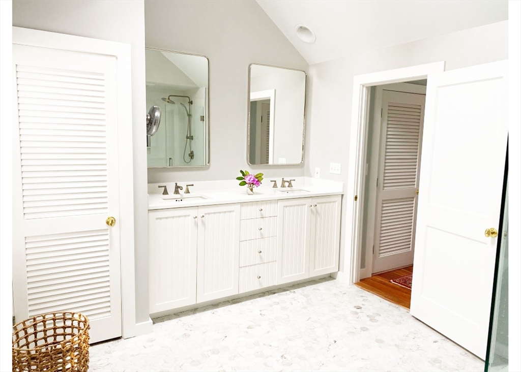4 bed, 3 bath apartment for rent at 7 North Liberty, Nantucket — photo 13 of 22